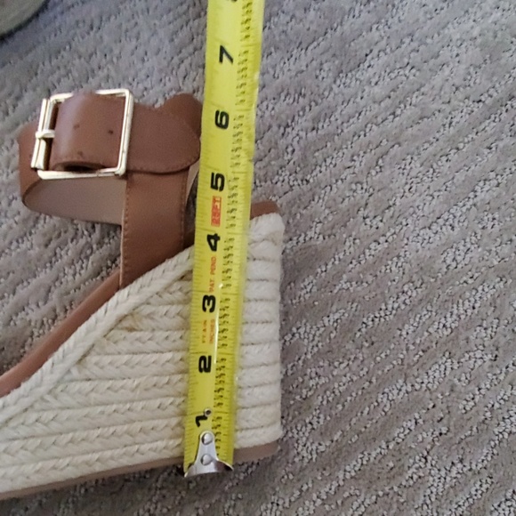 Steve Madden tan wedges with gold finish buckles - Picture 5 of 5